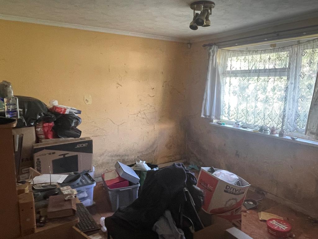 Lot: 147 - DETACHED BUNGALOW WITH POTENTIAL AND FAR REACHING VIEWS - Living room with window